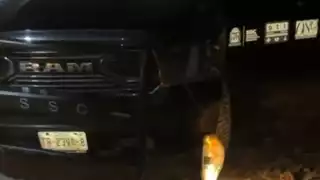 Agentes cerraron el paso a la motocicleta donde par de sujetos intentó huir cuando les marcaron el alto