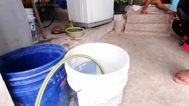 Habitantes señalaron que en la zona es común la escasez y que suele haber poca presión, lo que complica las tareas diarias