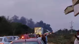 Choque entre un tráiler y una pipa cargada de combustible provoca fuerte incendio
