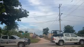 Varias unidades policiacas llegaron al lugar de los hechos.
