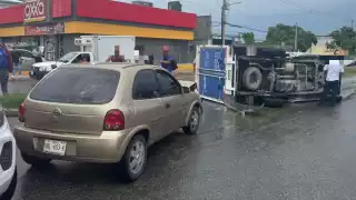 El conductor de una camioneta de carga no hizo su alto marcado con disco vial,  lo que provocó el incidente