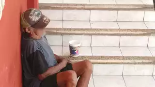      “Aquí están todo el año”: Abuelitos sobreviven pidiendo caridad en el mercado de Motul    