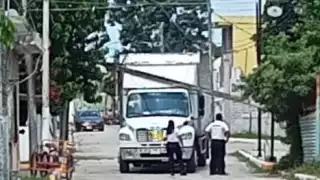 Camión tumba poste de Telmex en Sabancuy y deja cables reventados; vecinos exigen topes
