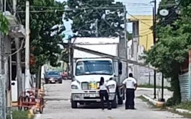 Exceso de velocidad provoca accidente en Sabancuy: torton derriba poste de Telmex