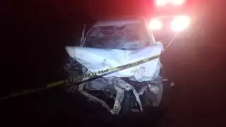 Conductor fallece al estrellarse de frente contra volquete en Chetumal