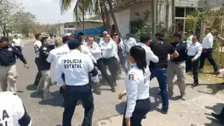 Policías exigen pago salarial
