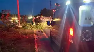 Al no contar con cinturón de seguridad, salió lesionado, por lo que fue atendido en el lugar por paramédicos