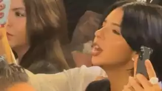 Usuarios critican cómo fuma Ángela Aguilar.