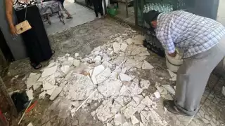 Testigos escucharon un fuerte golpe antes de que el material del techo se desplomara