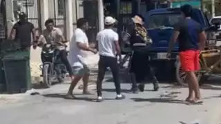 Conductores atacan a empleados porque la unidad de servicio obstruía momentáneamente el paso