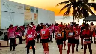 Participantes de la carrera rosa recorrieron las calles de Playa del Carmen en apoyo a mujeres que luchan contra el cáncer de mama.