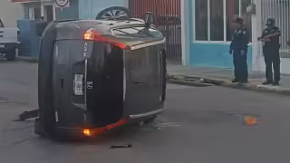 Camioneta volcada en La Ría moviliza a Policía Estatal
