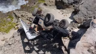 Carro de golf cae cinco metros de un acantilado en Isla Mujeres
