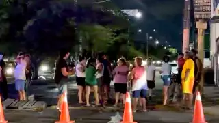Agraviados impidieron el paso tras cuatro noches consecutivas sin luz, responsabilizando a la Comisión Federal de Electricidad