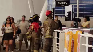 Bomberos rescatan a turistas atrapados en la Rueda de la Fortuna de la zona hotelera de Cancún