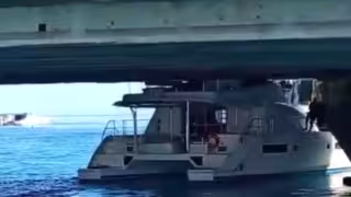 Una embarcación de recreo quedó atrapada debajo del puente Calinda en la Zona Hotelera de Cancún.