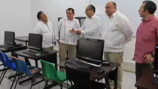 El Mandatario recorrió el colegio y se tomó fotos con los alumnos