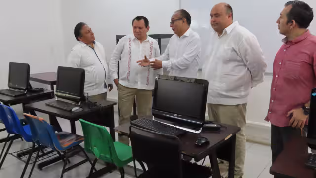 El Mandatario recorrió el colegio y se tomó fotos con los alumnos