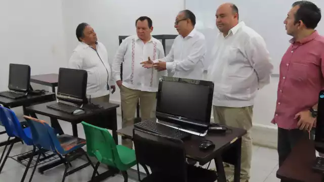El Mandatario recorrió el colegio y se tomó fotos con los alumnos