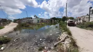 Vecinos de Bahía Real en Cancún denuncian foco de infección por aguas negras