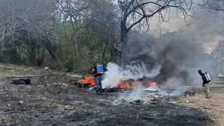 Quema de llantas se sale de control en Villamadero, Seybaplaya.