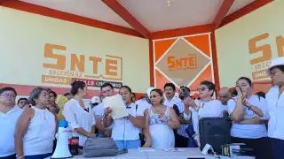 Maestros de Yucatán protestan en la Sección 33 del SNTE en Mérida