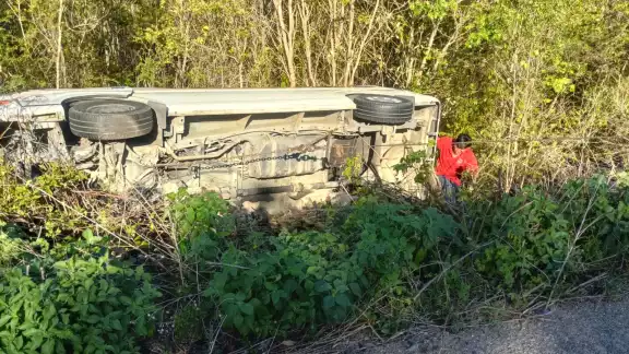 El conductor al perder el control de la unidad, logrando salirse de la carretera y caer fuera de la vía