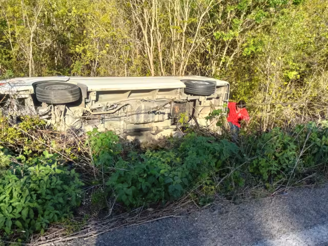 El conductor al perder el control de la unidad, logrando salirse de la carretera y caer fuera de la vía