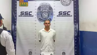 Guerrerense es detenido con 35 envoltorios de presuntos narcóticos en Playa del Carmen