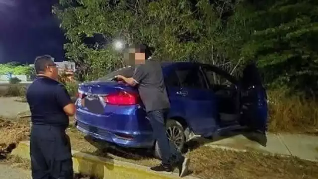 Elementos de la Policía Municipal detuvieron al conductor y la unidad fue llevada por una grúa
