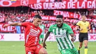 Violencia interrumpe la coronación del Atlético Nacional de Efraín Juárez y celebran en el vestidor 