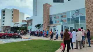 Largas filas en Ciudad del Carmen por pago de refrendo vehicular