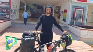 Brasileño que recorre el mundo en bicicleta llega a Campeche tras viajar 12 mil kilómetros