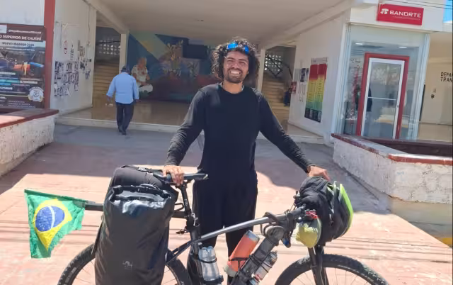 Viajero brasileño cruza México en bicicleta rumbo a Baja California