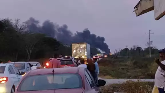 Choque entre un tráiler y una pipa cargada de combustible provoca fuerte incendio Choque entre un tráiler y una pipa cargada de combustible provoca fuerte incendio