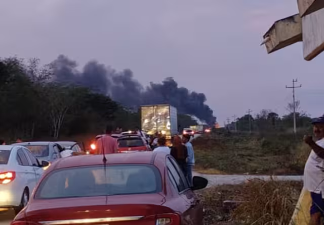 Choque entre un tráiler y una pipa cargada de combustible provoca fuerte incendio