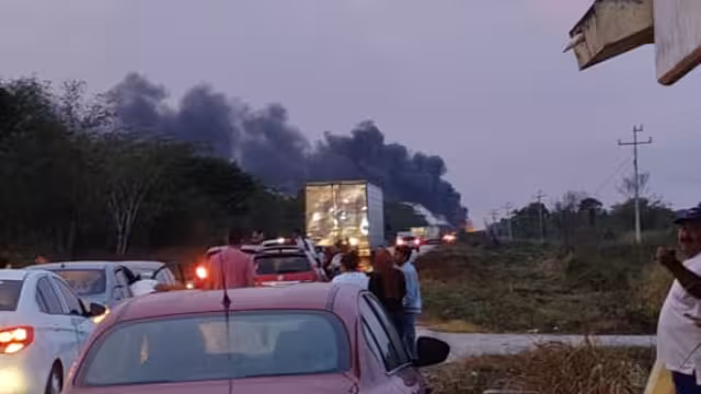 Choque entre un tráiler y una pipa cargada de combustible provoca fuerte incendio