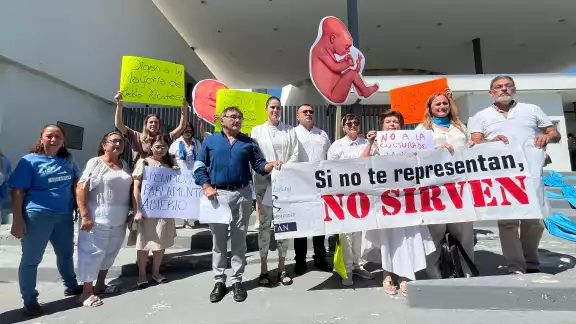 Colectivos se manifestaron afuera del Congreso de Yucatán Colectivos se manifestaron afuera del Congreso de Yucatán