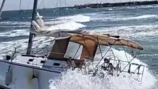 La embarcación ya no pudo salir de la zona costera rocosa.