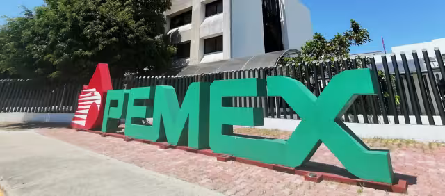 Los trabajadores resultan los primeros afectados porque sus salarios y jornadas se reducen