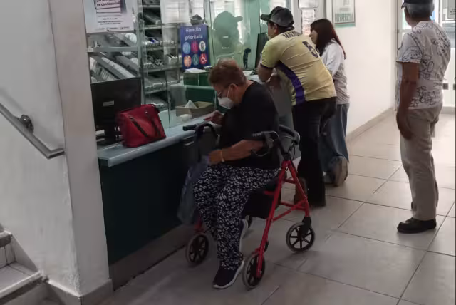 Desabasto obliga a derechohabientes a comprar medicinas en farmacias privadas