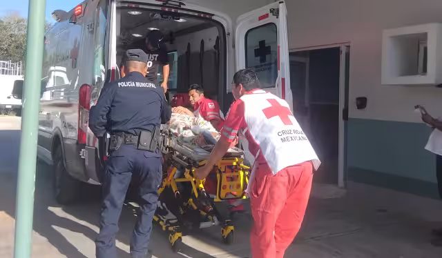 Paramédicos y policías atienden parto inesperado en Calkiní