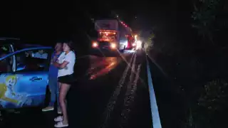 Manifestantes han mantenido tomada la vía federal desde las 3 de la tarde.