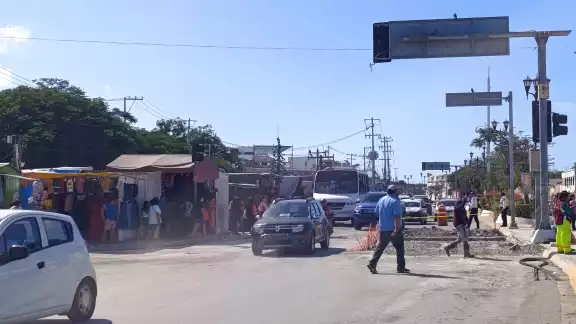 Tráfico intenso en el Circuito Baluartes por compras navideñas y obras del sistema Ko'ox