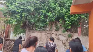 Padres de familia denunciaron el abandono y descuido del traspatio de la escuela primaria Mercedes Vasto Lara en Tinún, Tenabo.