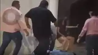 El funcionario público fue captado mientras participaba en un ataque