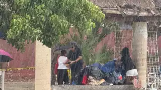 Cae una fuerte lluvia y toma desprevenido a los transeúntes en Playa del Carmen