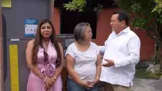 El Gobernador entregó un refrigerador, una estufa, una mesa y una máquina de coser