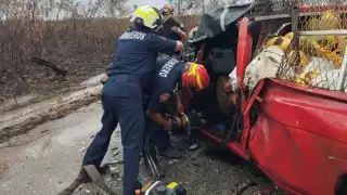 Bomberos salvaron la vida del conductor en Tizimín