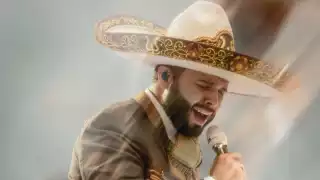 Leonardo Aguilar hace broma sobre Emiliano Aguilar en pleno concierto